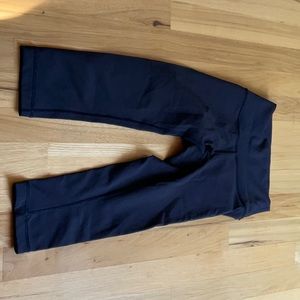 Lululemon size 2 below knee  crop leggings